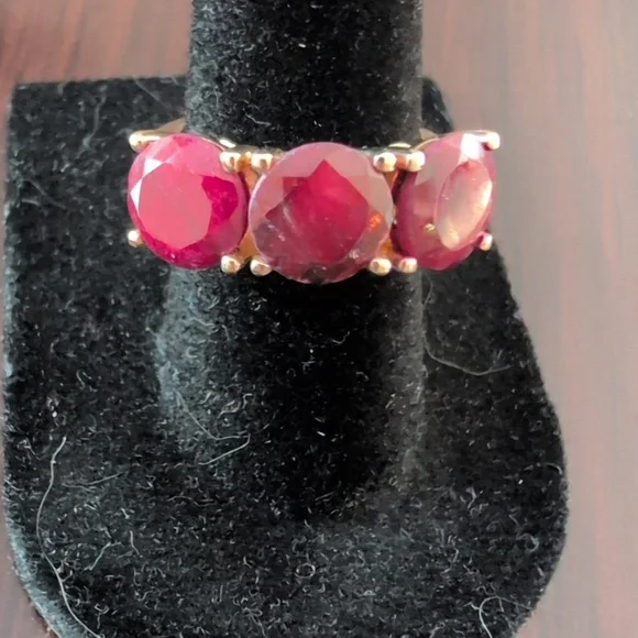 Elegant Gold and Red Gemstone Ring - Picture 4 of 8